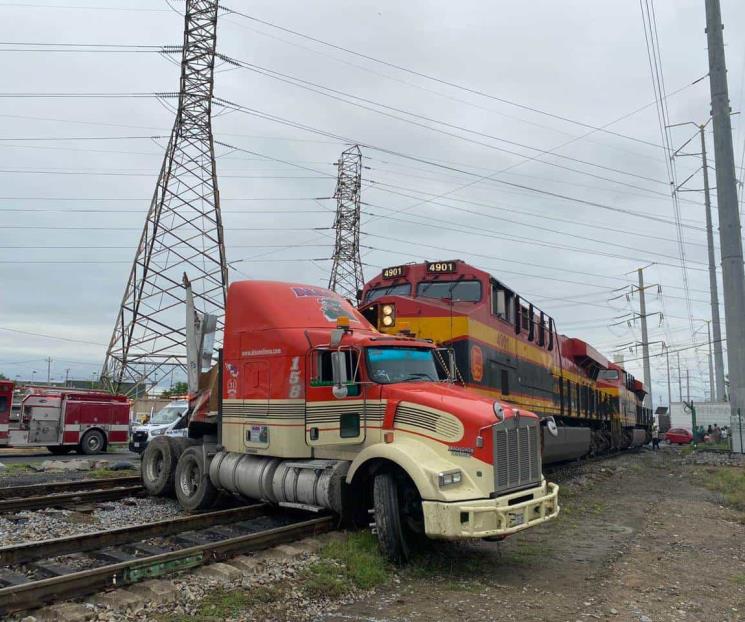 Embiste tren a tráiler en San Nicolás