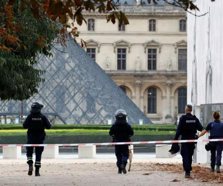 Evacúan el Louvre y Versalles por amenaza de bomba