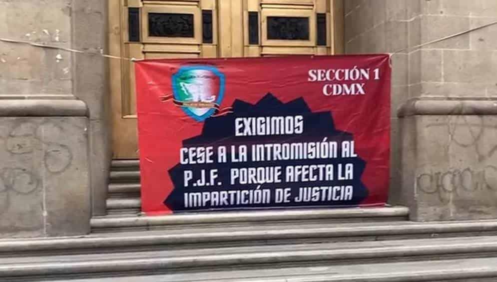 Trabajadores del PJF colocan mantas en la Suprema Corte