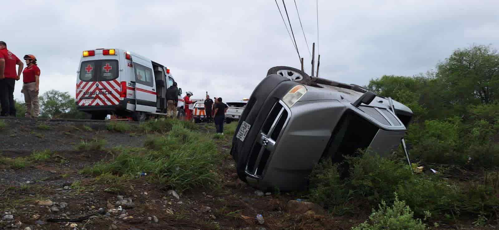 Un hombre terminó con lesiones de consideración, después de volcar su camioneta, en un tramo carretero del municipio de Montemorelos.