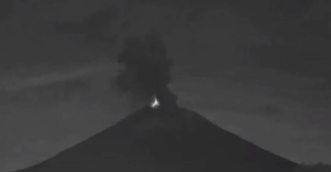Popocatépetl presenta actividad la madrugada de este lunes