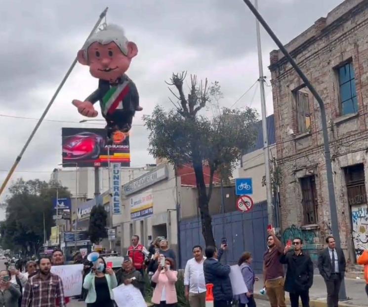 Queman piñata de AMLO en protesta