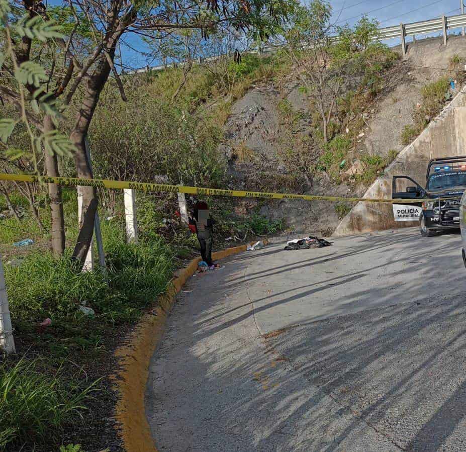 El cadáver de una mujer ejecutada, desmembrada, dentro de bolsas de plástico y con dos narcomensajes, fue encontrado ayer en un retorno del Libramiento Noroeste a la altura del kilómetro 8, en el municipio de García.