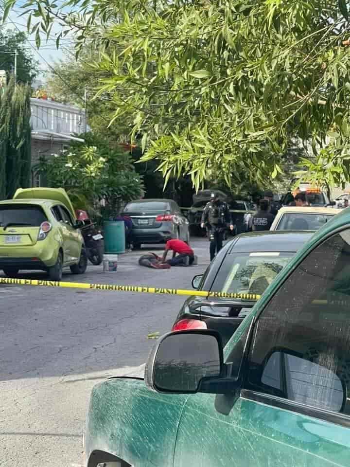 Un hombre fue atacado a balazos en un domicilio señalado como punto de venta de estupefacientes, los pistoleros luego de cometer la agresión, se dieron a la fuga en un vehículo negro, en Guadalupe.