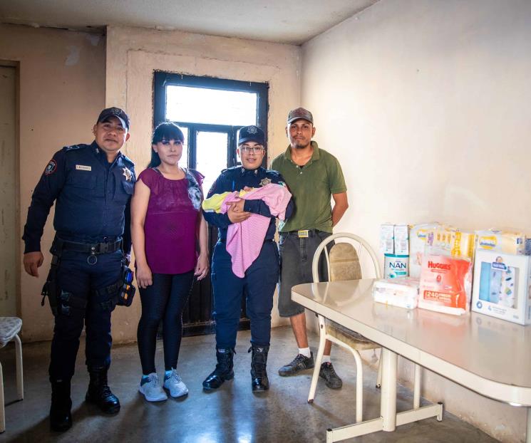Visitan policías de Guadalupe a bebé que ayudaron a nacer