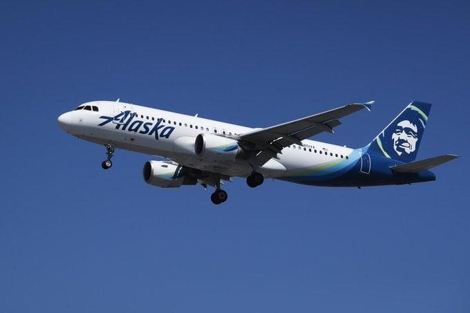 Acusan a piloto de Alaska Airlines por intento de homicidio