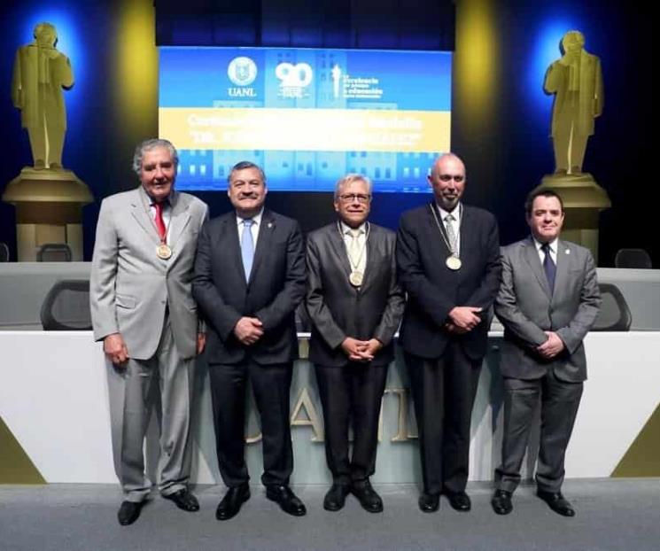 Entrega UANL a medalla Dr. José Eleuterio González