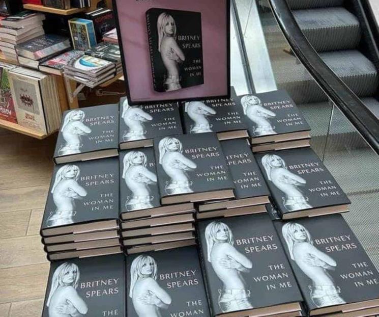 Celebra Britney exitoso estreno de su libro The Woman in Me