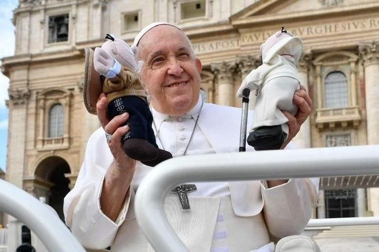 Dr. Simi llega al Vaticano y presume foto con Papa Francisco
