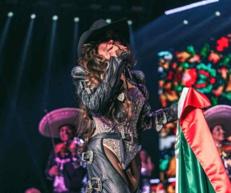 Gloria Trevi manda fuerza a Guerrero desde su concierto