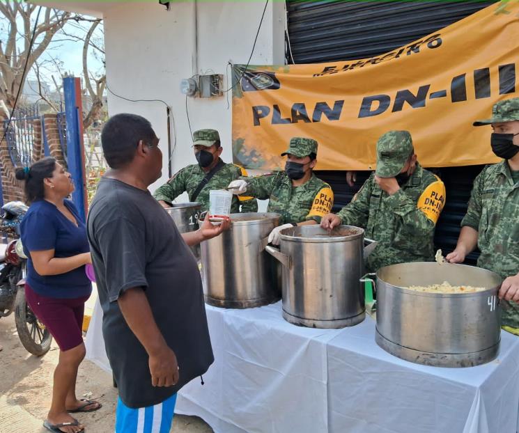 Damnificados reciben comida de Fuerzas Armadas en Acapulco