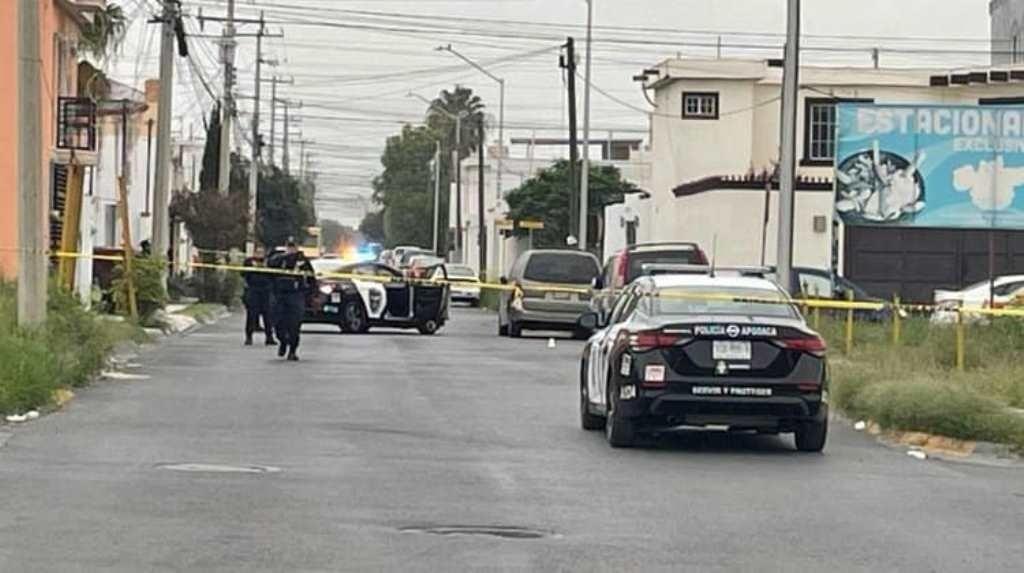 Asesinan a hombre en medio de autos estacionados en Apodaca