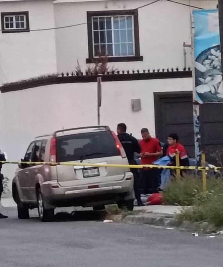 Un hombre fue encontrado ejecutado de varios balazos, en medio de dos vehículos estacionados, en el municipio de Apodaca.