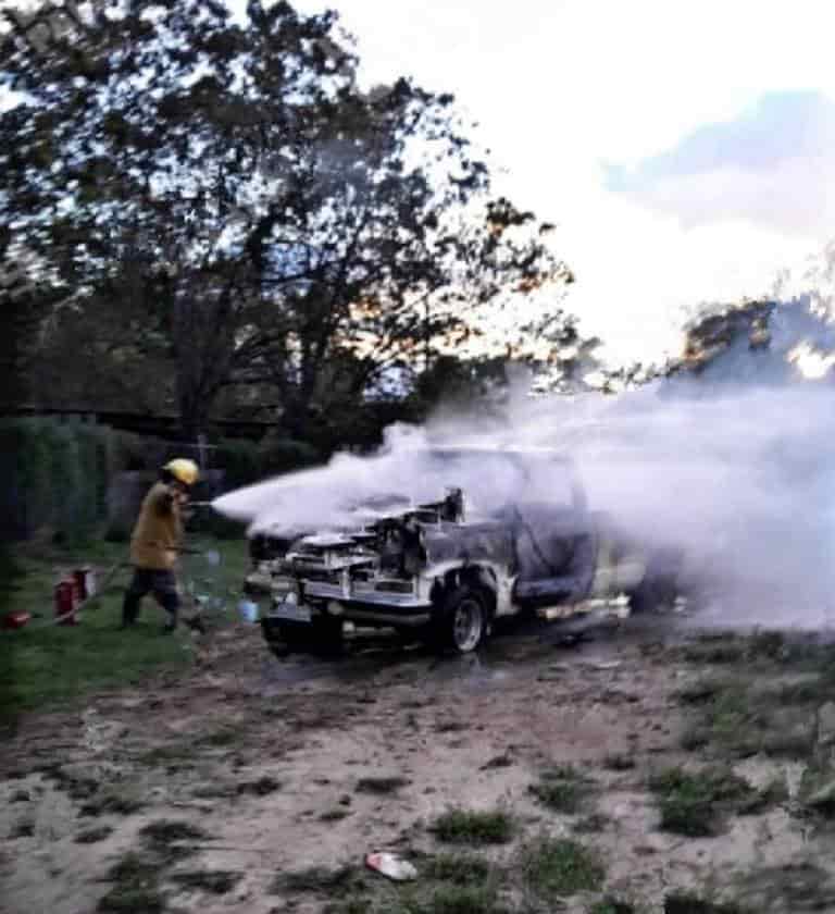 Una camioneta de modelo antiguo se incendió en un predio del municipio de Cadereyta, debido a un corto circuito en la zona del motor.