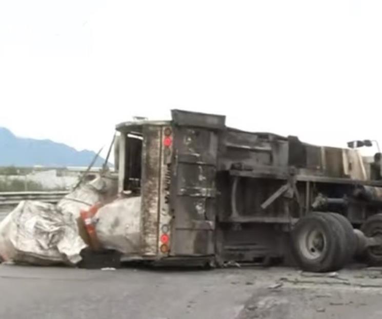 Vuelca camión de basura en Escobedo, hay tres heridos