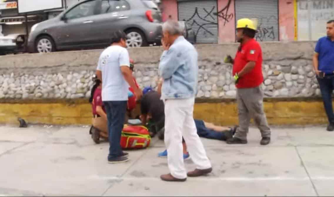Dos trabajadores de la empresa Cervecería Heineken México Planta Monterrey, terminaron con lesiones graves, después de volcar el automóvil en que viajaban en un sector de San Bernabé.