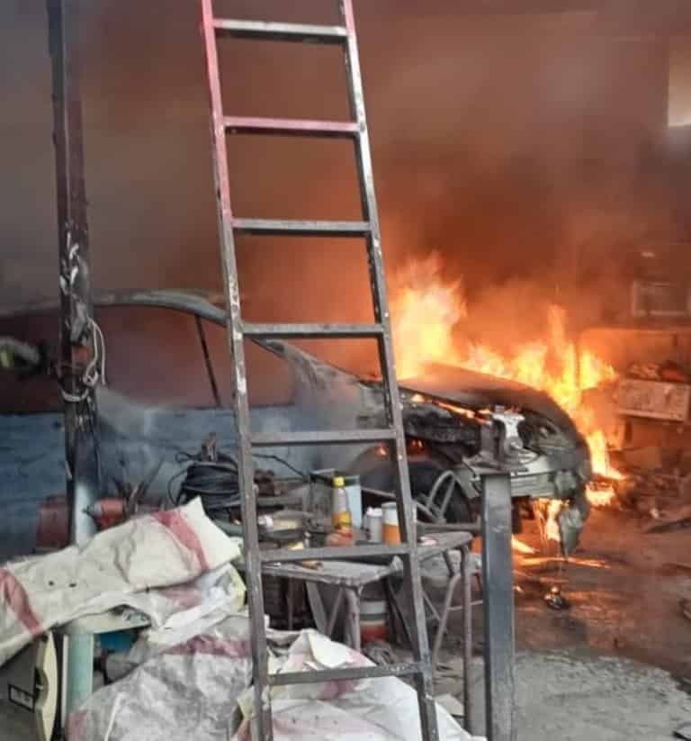 Los puestos de socorro se concentraron en la Colonia Huinala de Apodaca, al reportarse el incendio de un taller mecánico ubicado en medio de una zona poblada.