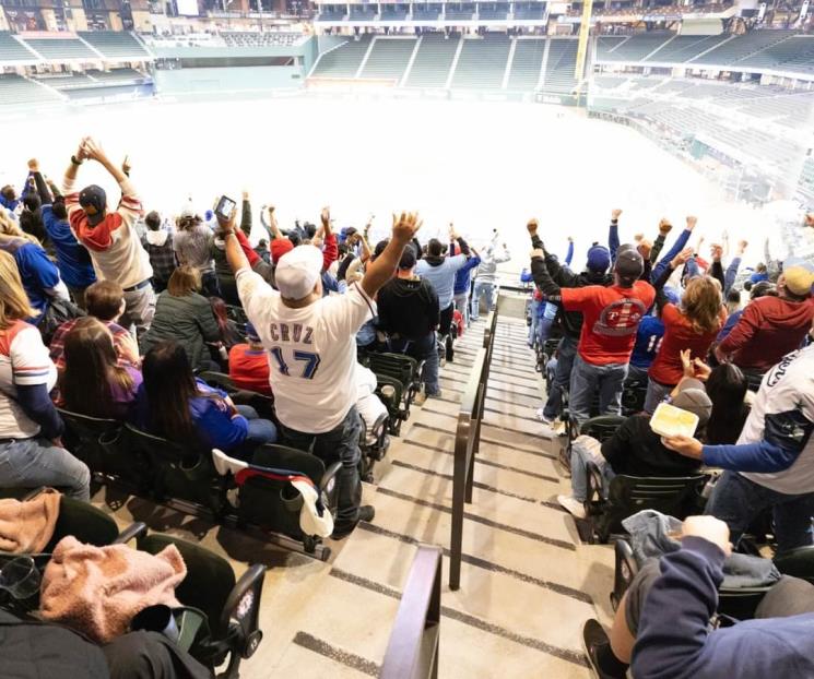 Celebran fans de Rangers en el Globe Life Field