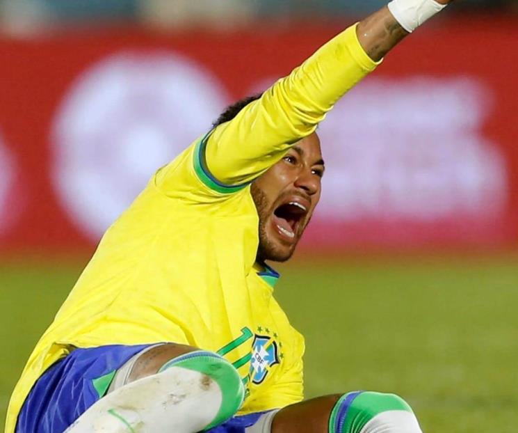 Operan a Neymar en Brasil por lesión en la rodilla izquierda