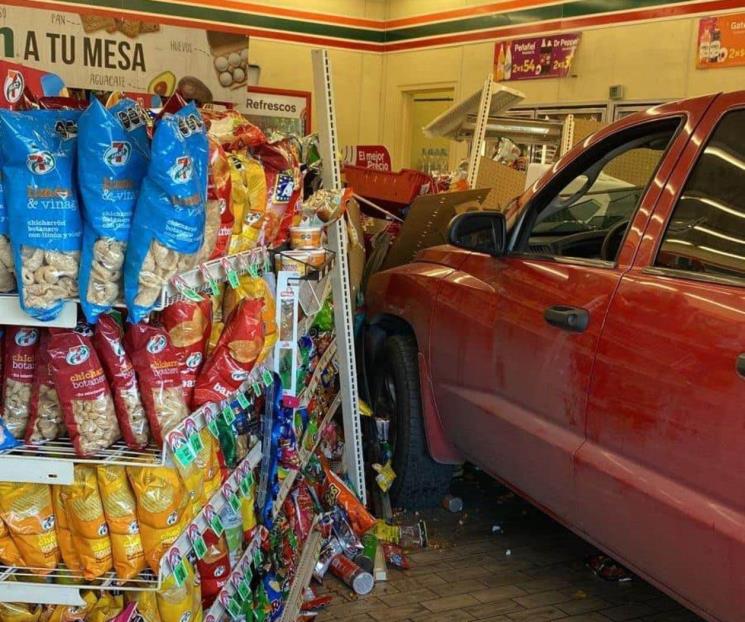 Se impacta auto contra tienda de conveniencia