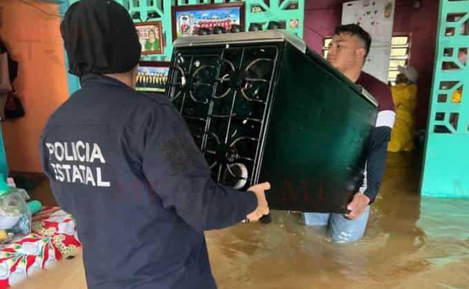 Se desborda rio e inunda casas en Veracruz