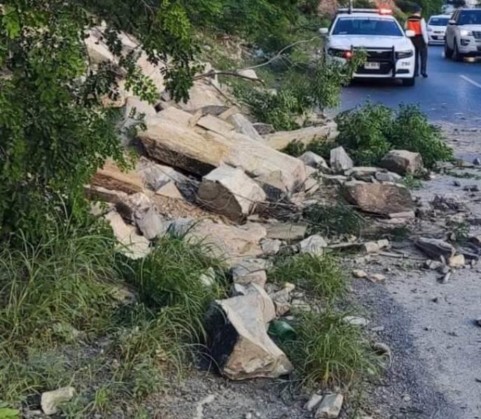 Reportan caída de rocas sobre Av. Rangel Frías