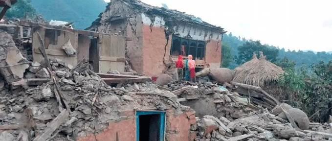 Sismo en Nepal deja al menos 129 muertos