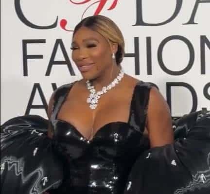 Serena Williams es honrada como "ícono de la moda"