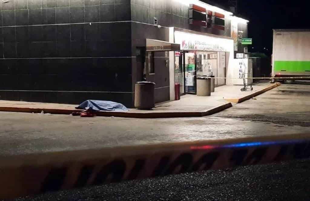 Un hombre perdió la vida desangrado al recibir un impacto de arma de fuego en uno de sus tobillos, al ser atacado en la Colonia Jardines de Monterrey.