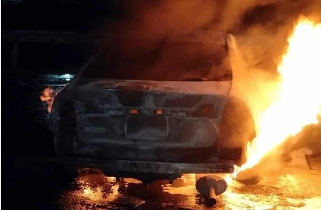 Los puestos de socorro se movilizaron a la Colonia Carmen Serdan, al reportarse el incendio de un automóvil al parecer por una falla mecánica.