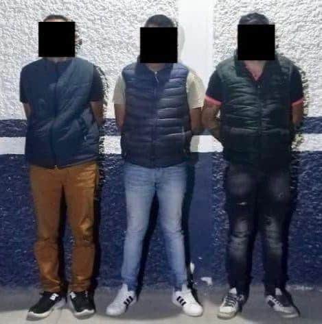 Tres presuntos polleros fueron detenidos por elementos de Fuerza Civil, quienes transportaban a 46 ilegales de diferentes nacionalidades, en Cadereyta.