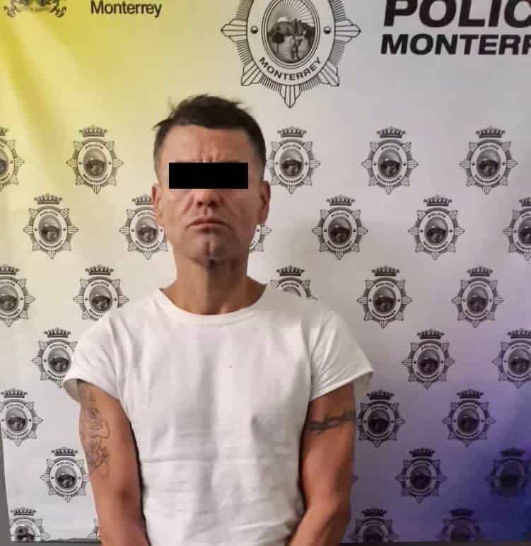 Un hombre que ya era buscado por las autoridades, fue detenido por oficiales de la Policía de Monterrey, luego de presuntamente dañarle la cámara corporal a un elemento cuando insultaba a peatones.