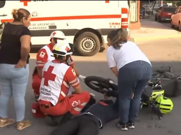 Un motociclista terminó con lesiones de consideración, después de ser impactado en por un automóvil sedan, en calles de la Colonia Moderna.