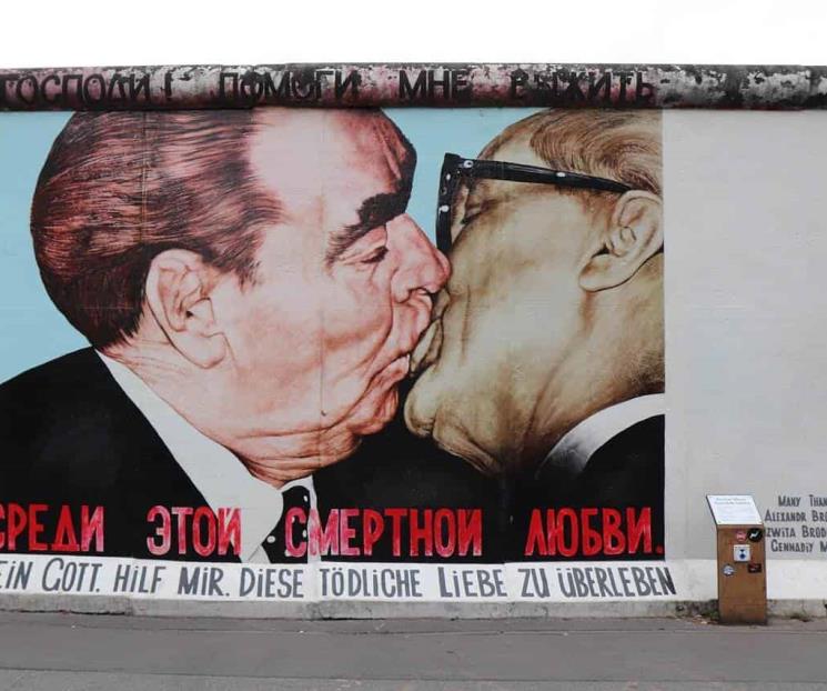 El beso en el muro de Berlín, ¿a quiénes representa?