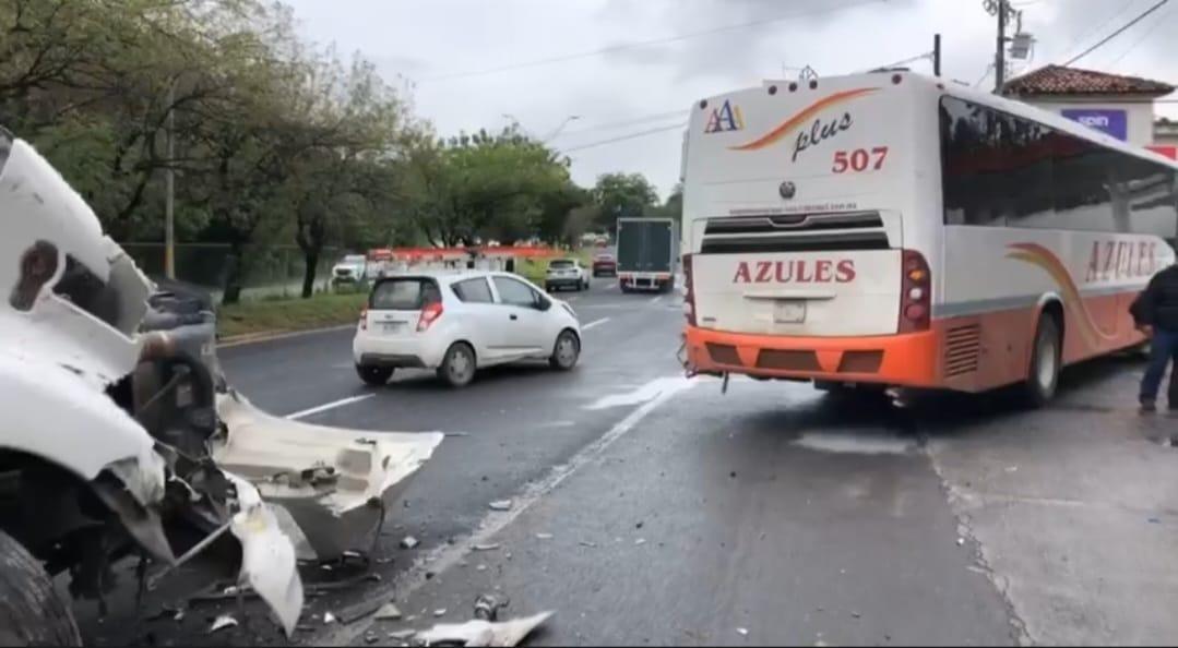 Se registra choque entre autobús y camión en Santiago