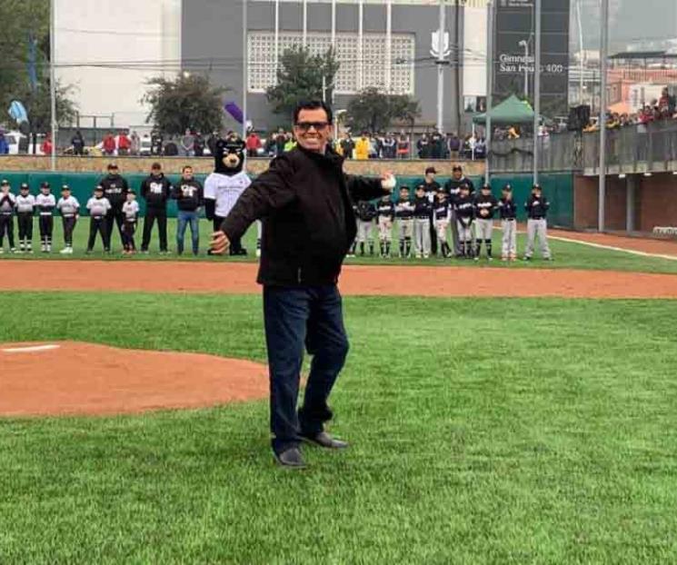 Inaugura Valenzuela campo de béisbol en San Pedro