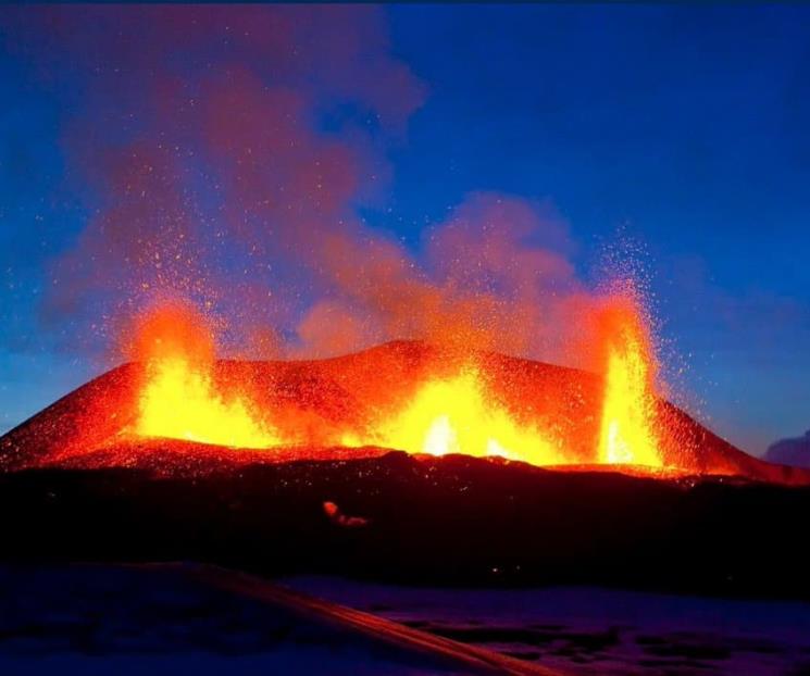 Por riesgo de erupción volcánica, evacuan pueblo en Islandia