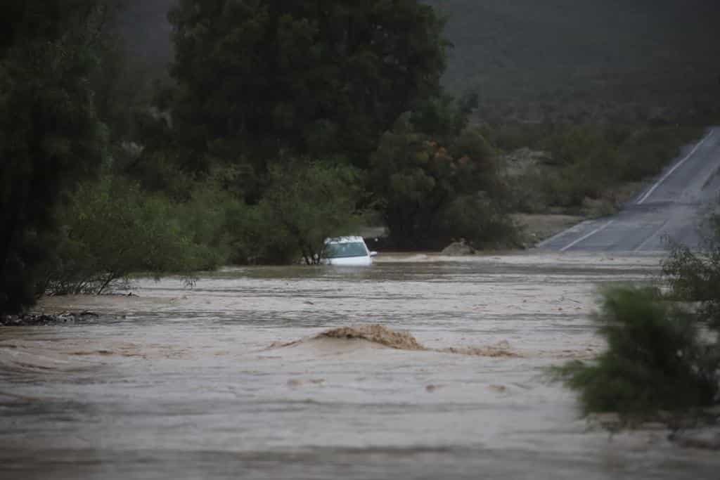 Una intensa movilización de los puestos de socorro se trasladaron al municipio de García, donde se reportó que un automóvil sedan, había sido arrastrado por la corriente de un rio ubicado en los límites de Nuevo León con Coahuila.