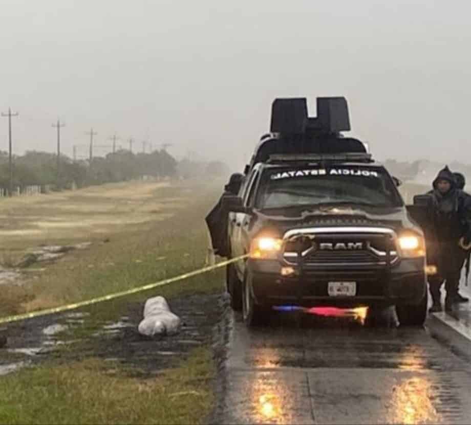 El cadáver de un hombre ejecutado, encobijado y emplayado, fue encontrado ayer domingo en la Autopista a Laredo, en el municipio de Ciénega de Flores límites con Salinas Victoria, al norte de la zona metropolitana de Monterrey.