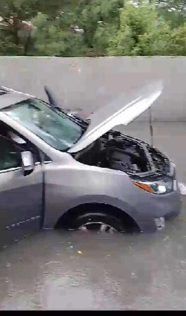 Automovilista intenta pasar vado inundado y queda varado