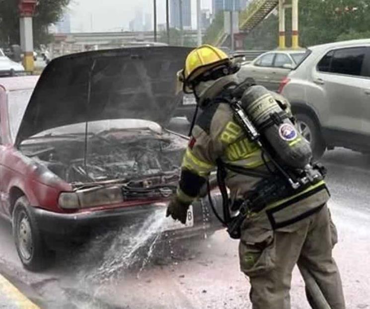 Arde automóvil en Morones Prieto