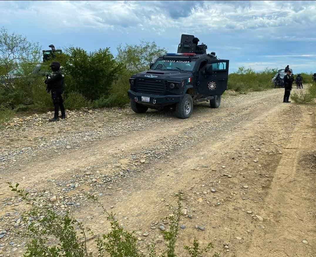 Elementos de Seguridad Física de Pemex, rescataron a diez hombres que estaban privados de la libertad por un grupo de la delincuencia organizada y encontraron cuatro cuerpos de hombres sin vida en los límites de Nuevo León y Tamaulipas.