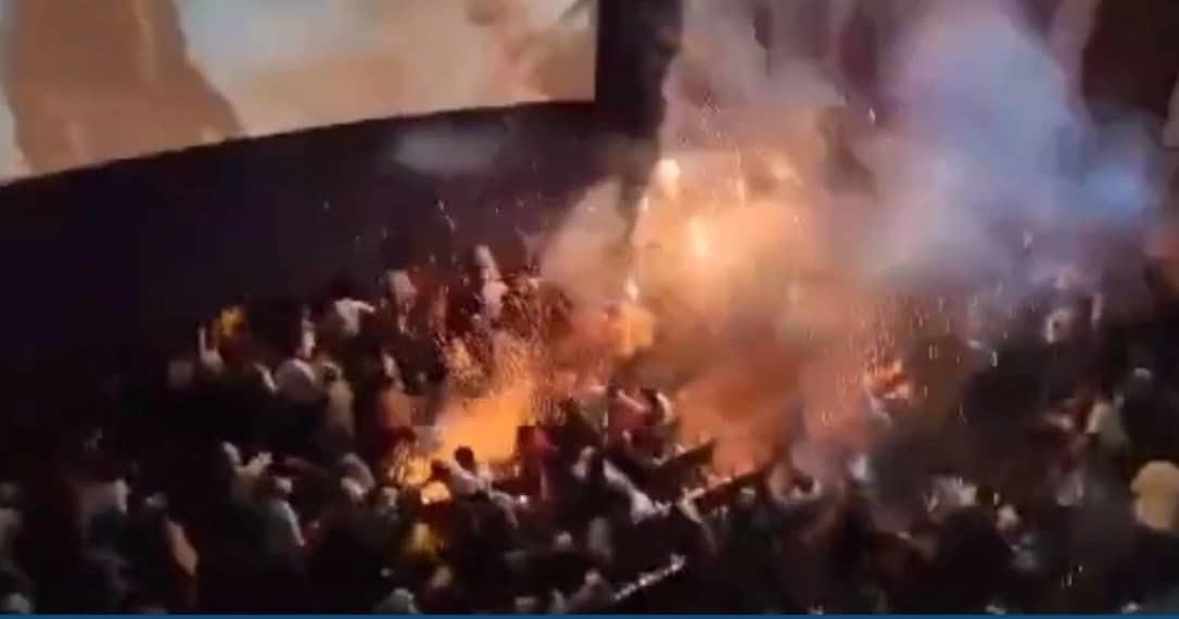Lanzan fuegos artificiales en cine durante proyección en la India