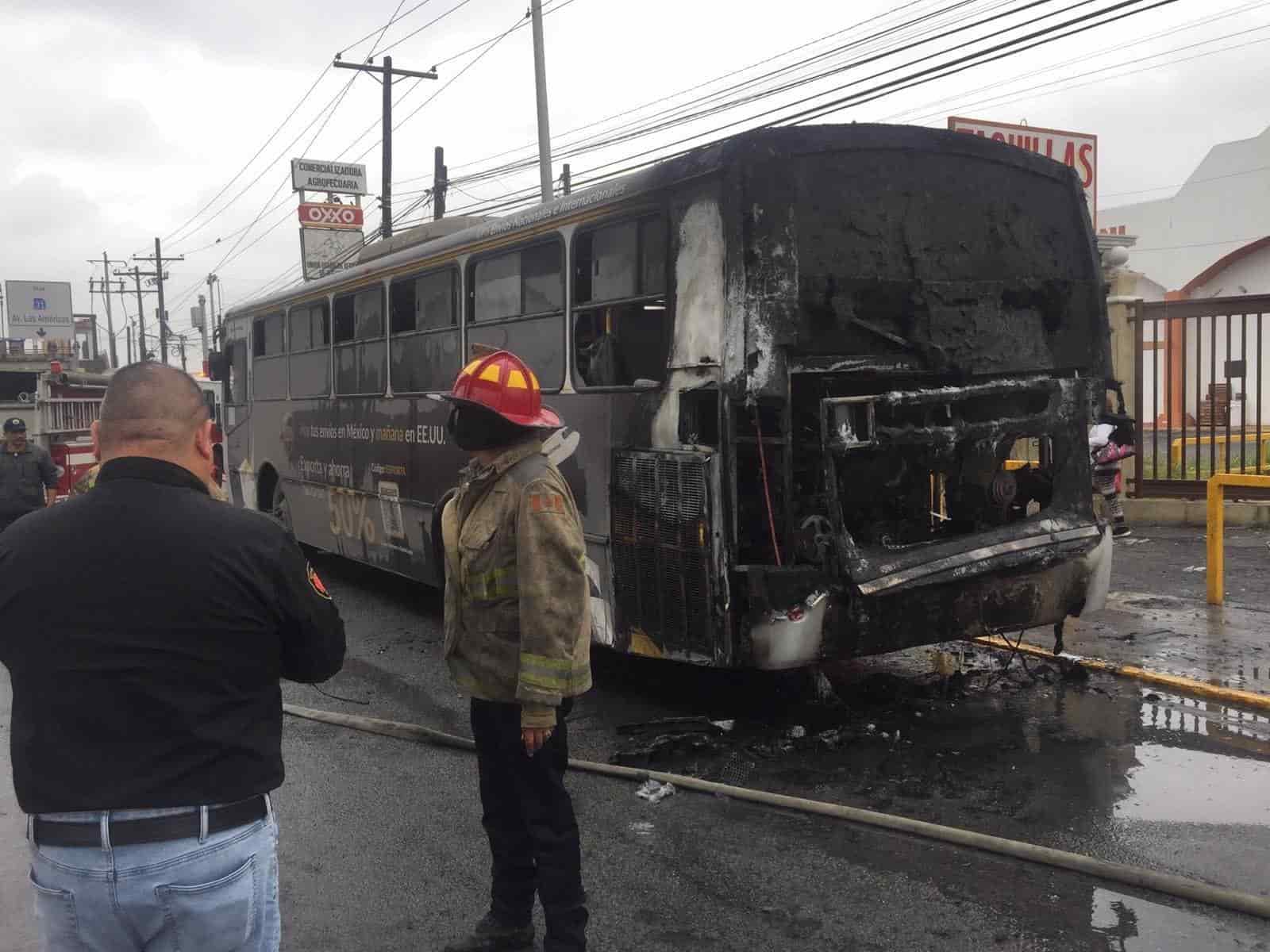 Después de una aparente falla en el motor, un transporte urbano de la Ruta 70 se incendió ayer en la Avenida Benito Juárez, Colonia Exposición, en el municipio de Guadalupe, sin que se reportaran lesionados, únicamente daños materiales.