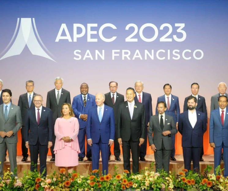 Participa AMLO en foto oficial de los líderes de la APEC