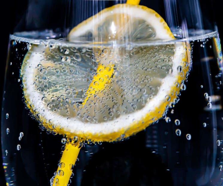 Los beneficios de tomar agua con limón por las noches
