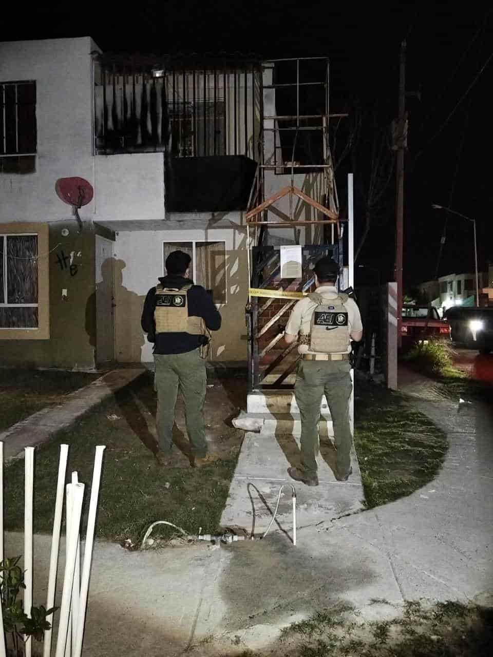 En un par de cateos realizados por la Fiscalía General de Justicia de Nuevo León en domicilios ubicados en los municipios de Zuazua y Pesquería, se arrestaron a dos hombres y una mujer, además de asegurar un arma larga y droga.