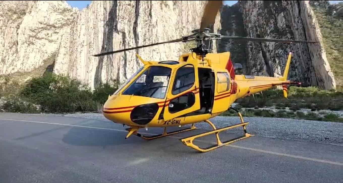 Elementos de Protección Civil de Estado, rescataron vía aérea aun senderista, que terminó lesionado al escalar uno de los picos de la Huasteca en el municipio de Santa Catarina.