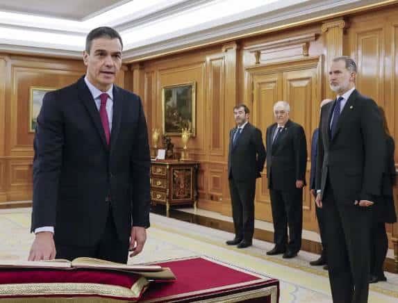 Juramenta Sánchez su cargo ante Felipe VI
