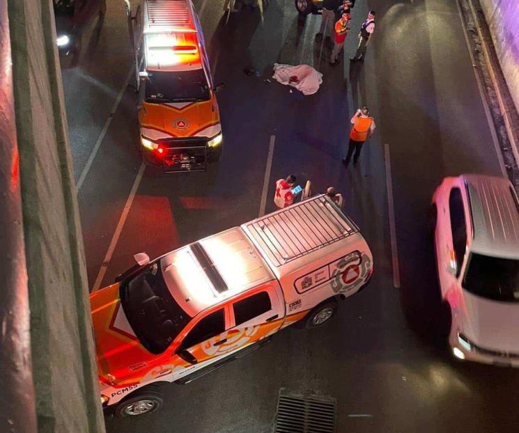 Muere motociclista tras chocar y caer de puente en Monterrey